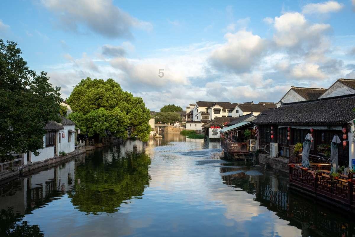 灯火辉煌，年货盛宴，贵阳观山湖灯会庙市等你来！（附摆渡线路）